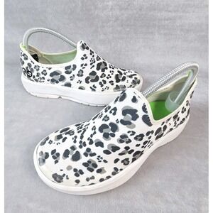 Oofos Women's OOmg Snow Leopard Print Recovery Comfort Slip On Shoes Size 8M